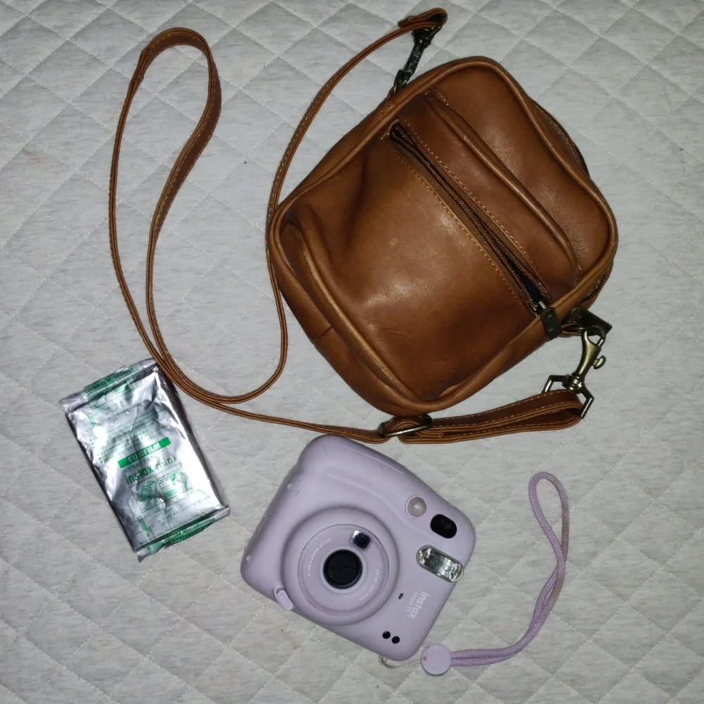 Instax, new with leather bag & fim in w extra film - Picture 5 of 8